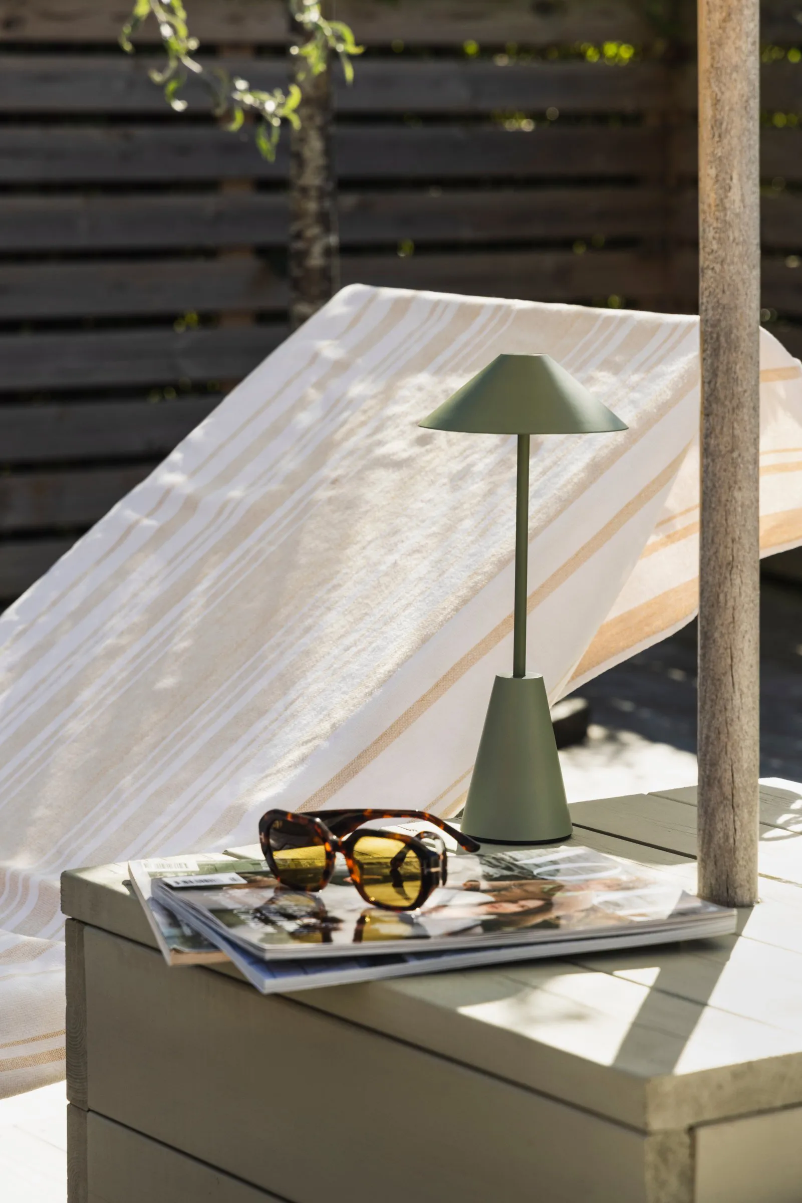 Cannes 32 kannettava pöytälamppu, Sammaleenvihreä Globen Lighting