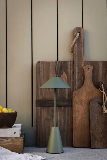 Cannes 32 kannettava pöytälamppu - Sammaleenvihreä - Globen Lighting