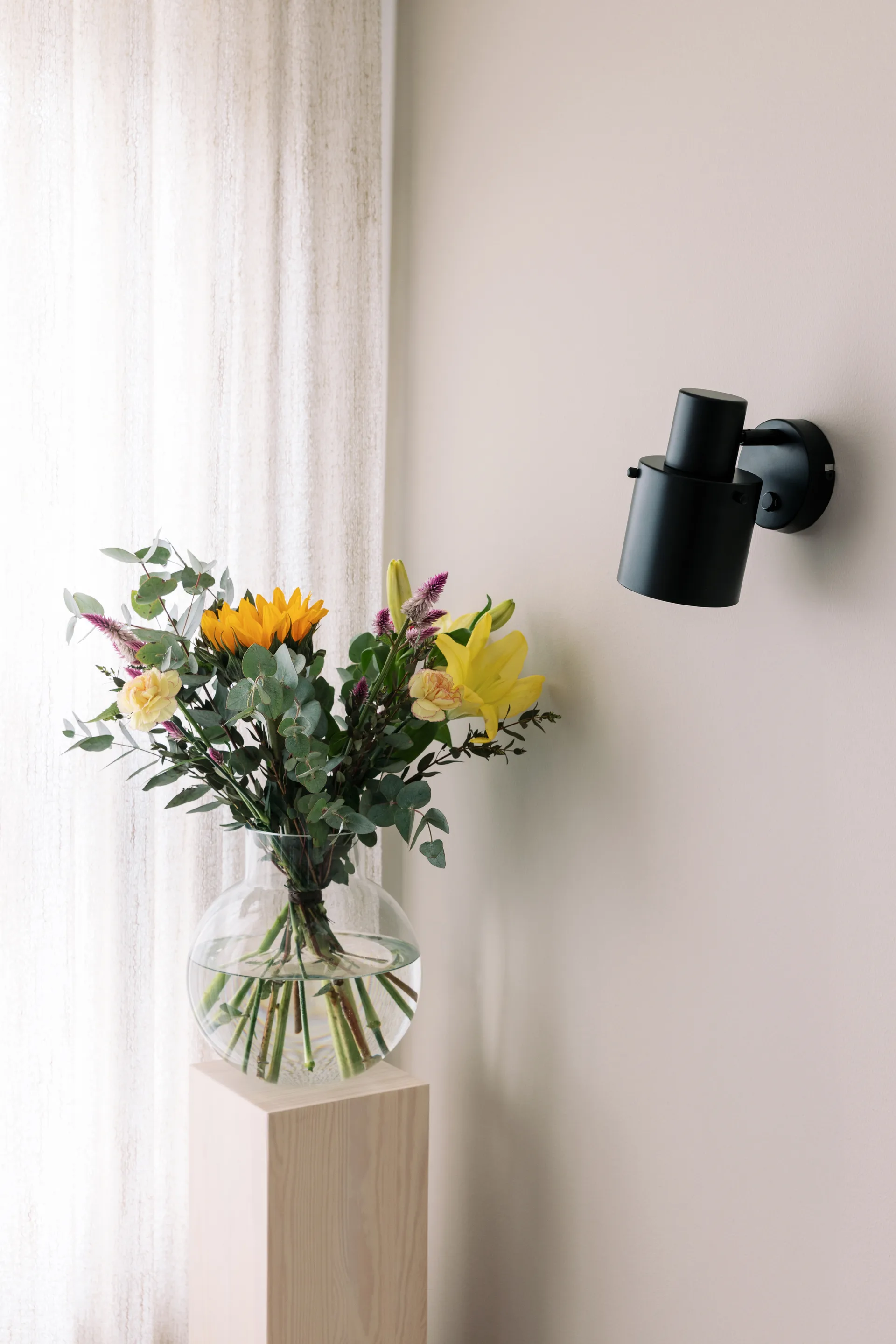 Clark 1 seinälamppu, Musta Globen Lighting