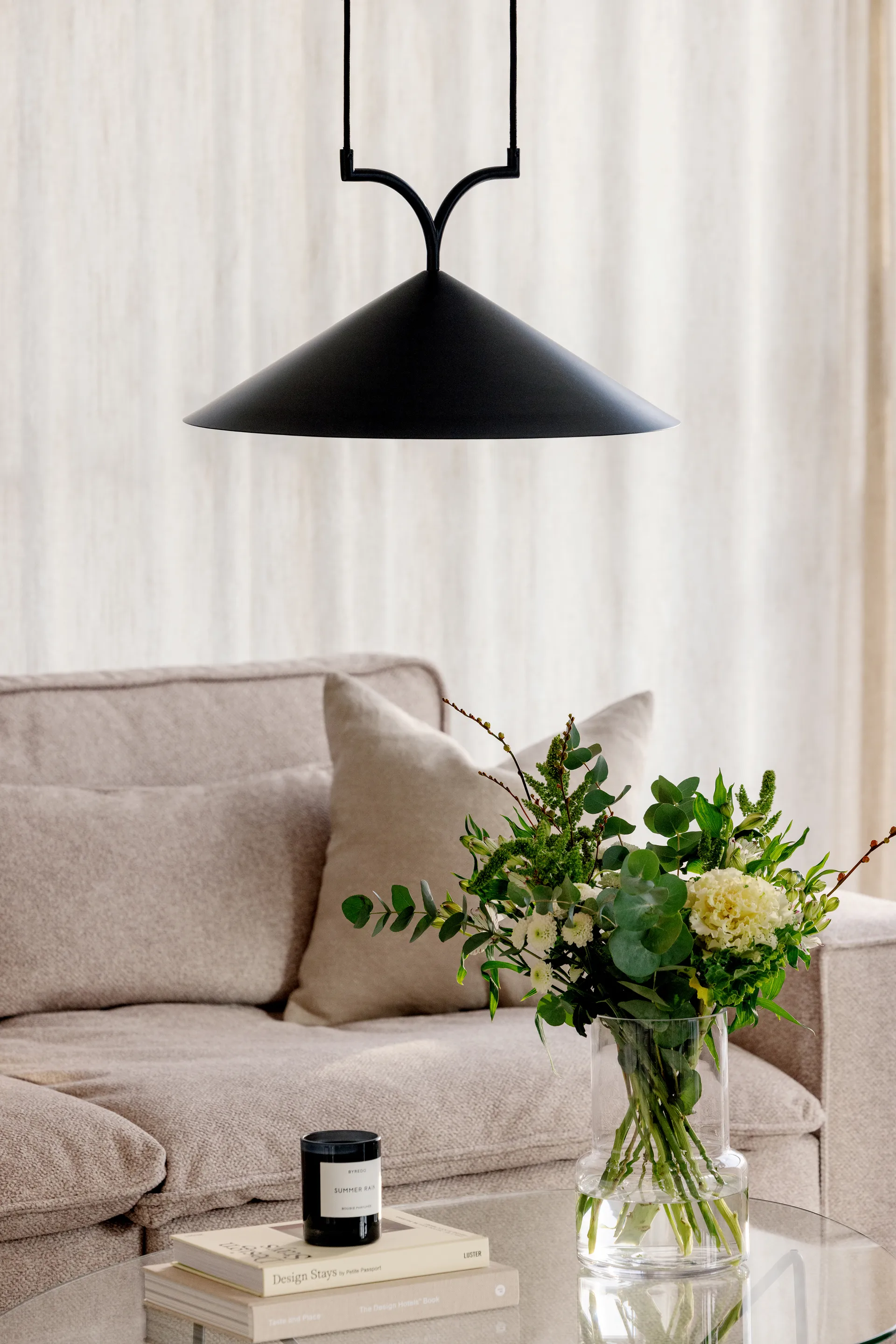 Curve riippuvalaisin 50, Musta Globen Lighting