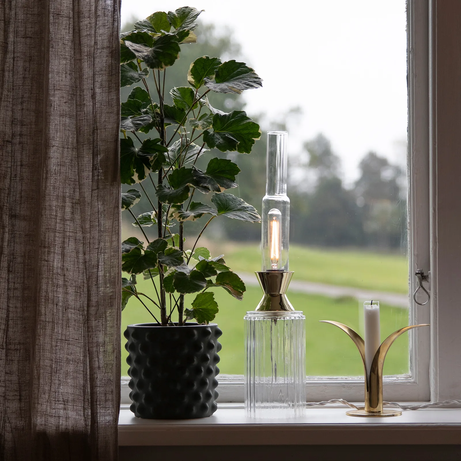 Ester pöytälamppu, Kirkas-messinki Globen Lighting