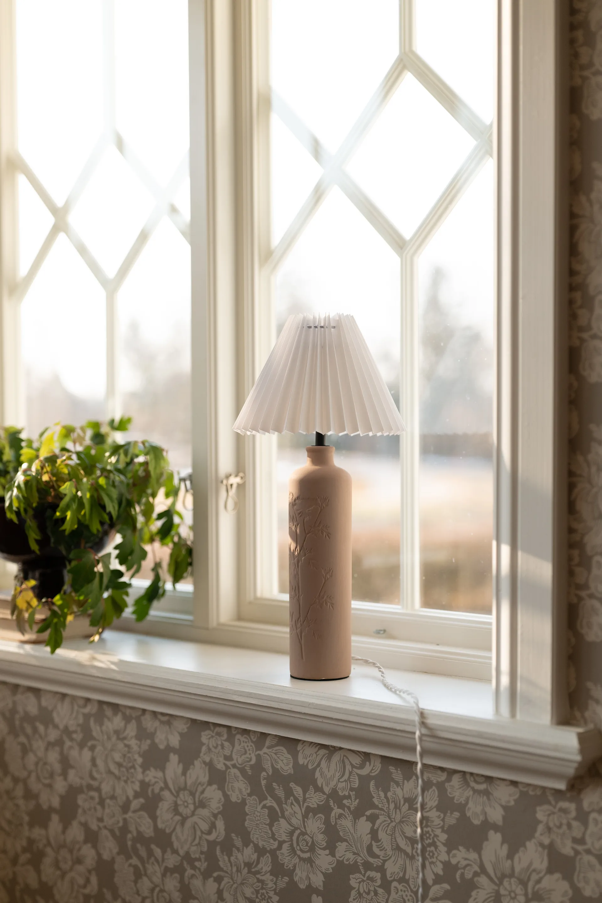 Flora pöytävalaisin 46 cm, Mud Globen Lighting