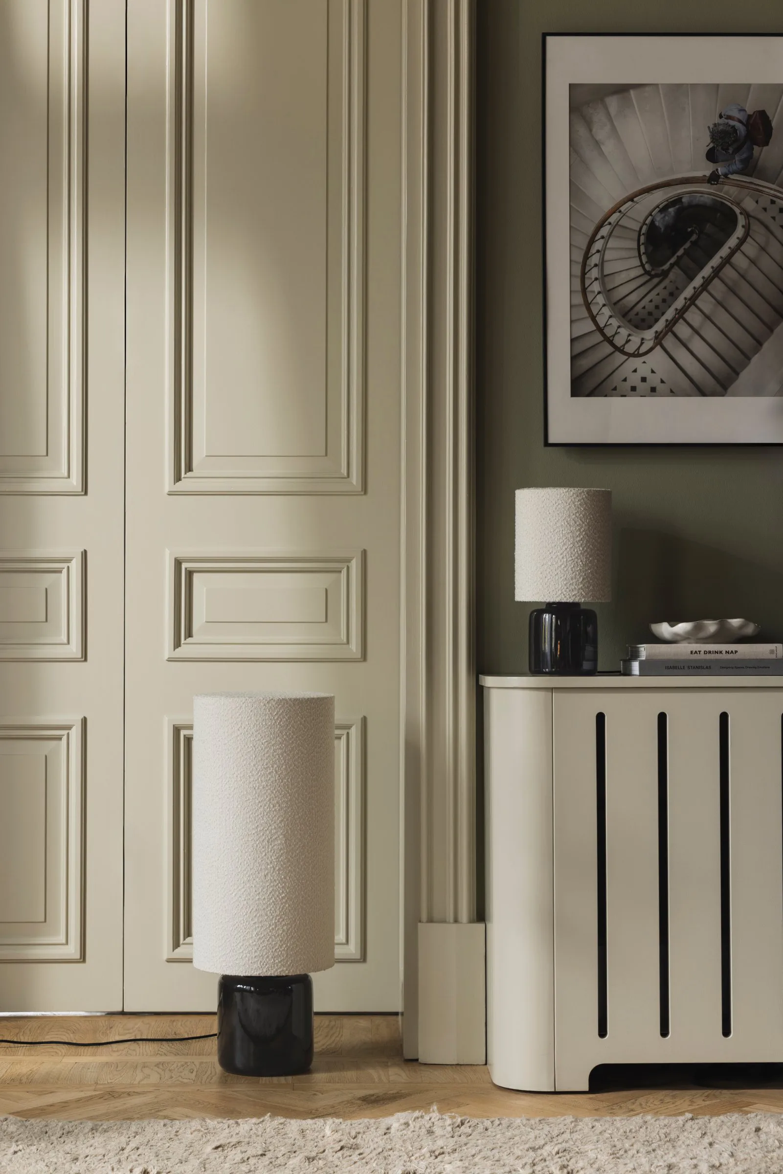 Florian lattiavalaisin, Valkoinen bouclé/musta, Ø30x80 cm Globen Lighting