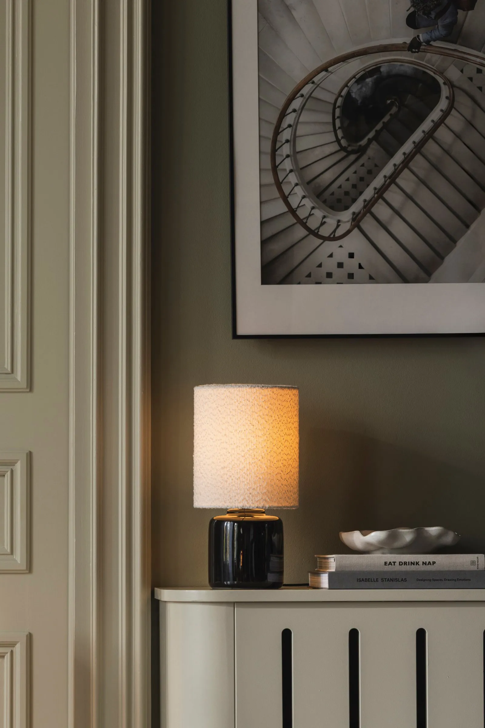 Florian pöytälamppu, Valkoinen bouclé/musta, Ø20×39 cm Globen Lighting