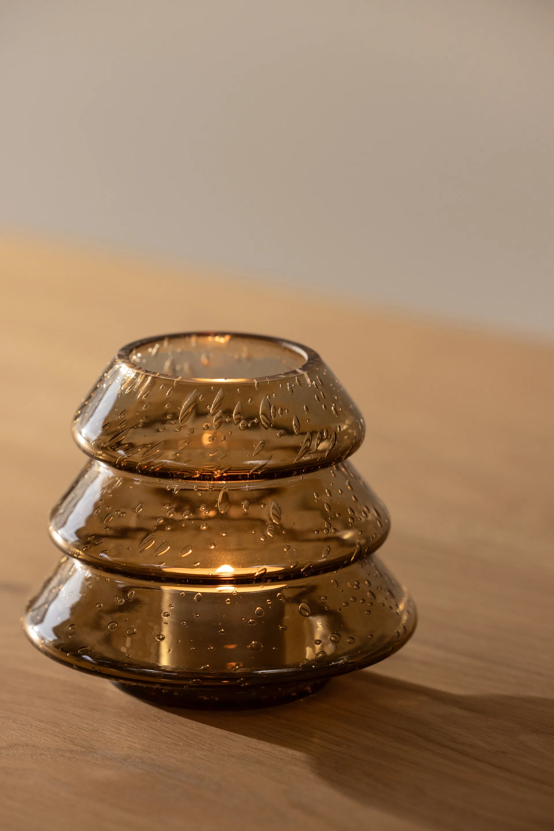 Gran 12 tuikkukynttilänpidike., Ruskea Globen Lighting