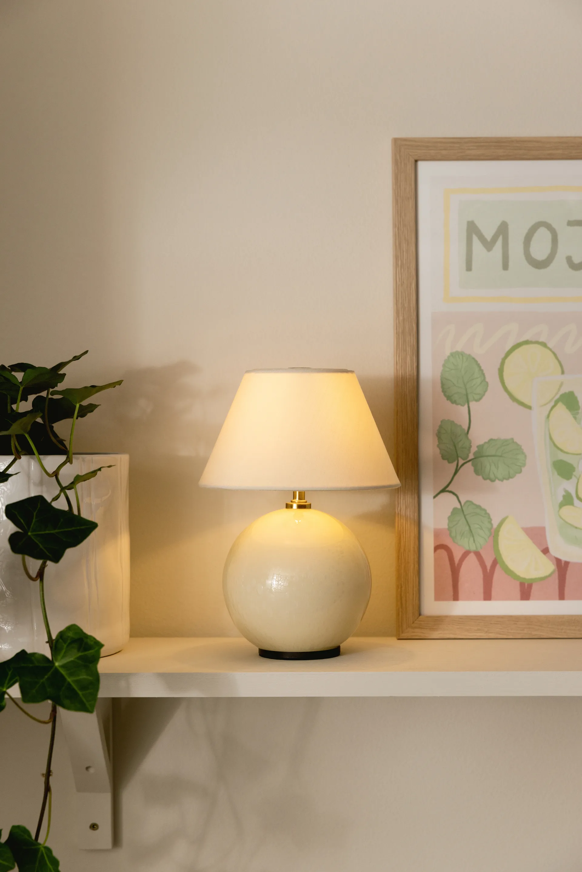 Iris 16 kannettava pöytävalaisin, Kreemi. Globen Lighting