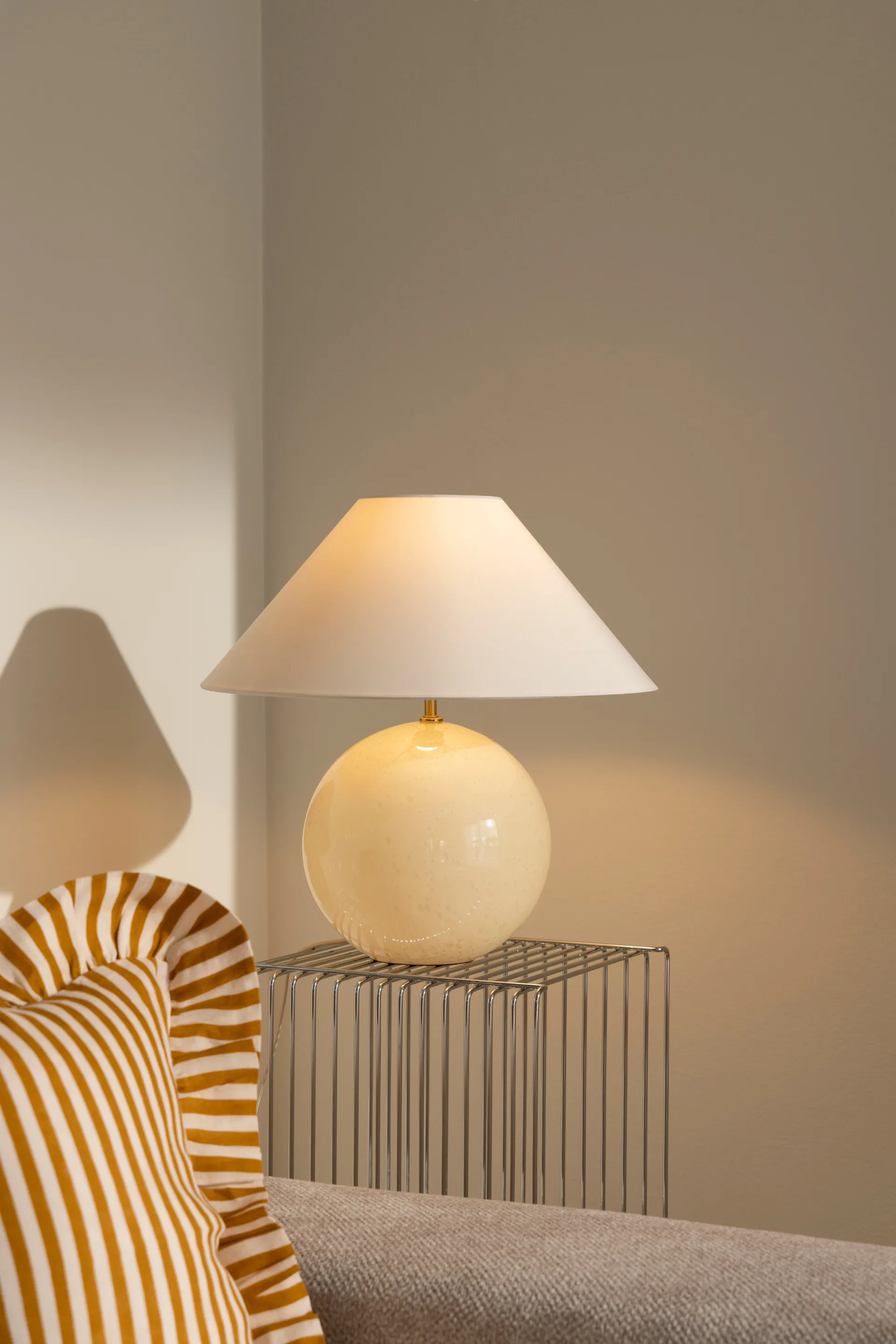 Iris 45 pöytävalaisin, Valkoinen Globen Lighting