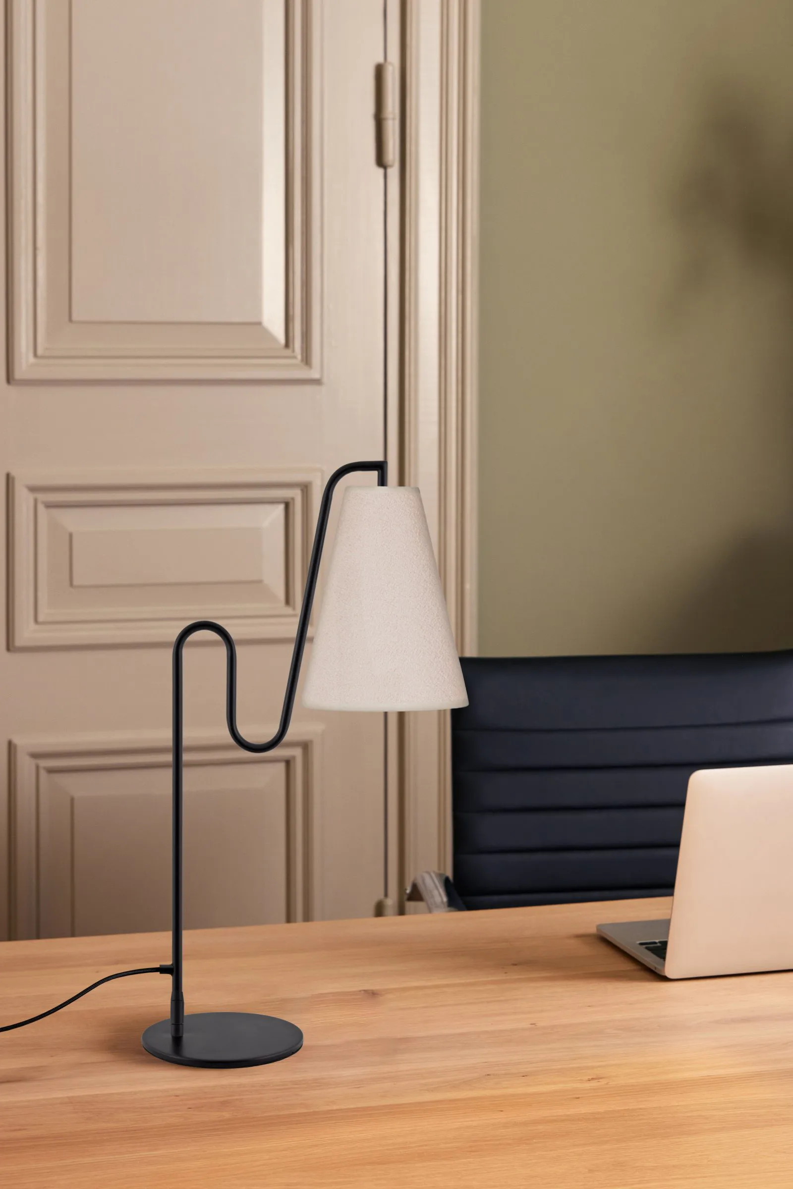 Lou pöytälamppu, Valkoinen bouclé musta Globen Lighting