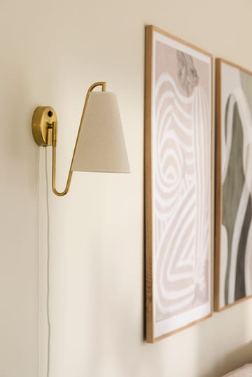 Lou seinävalaisin - Bouclé valkoinen-harjattu messinki - Globen Lighting