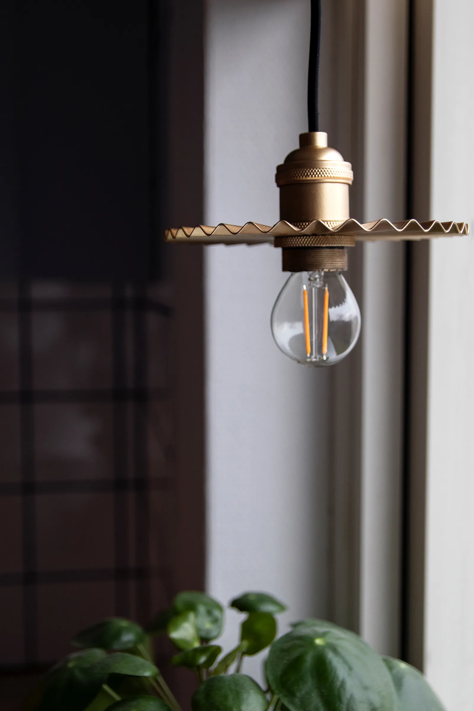 Omega riippuvalaisin Ø15 cm, Kulta Globen Lighting