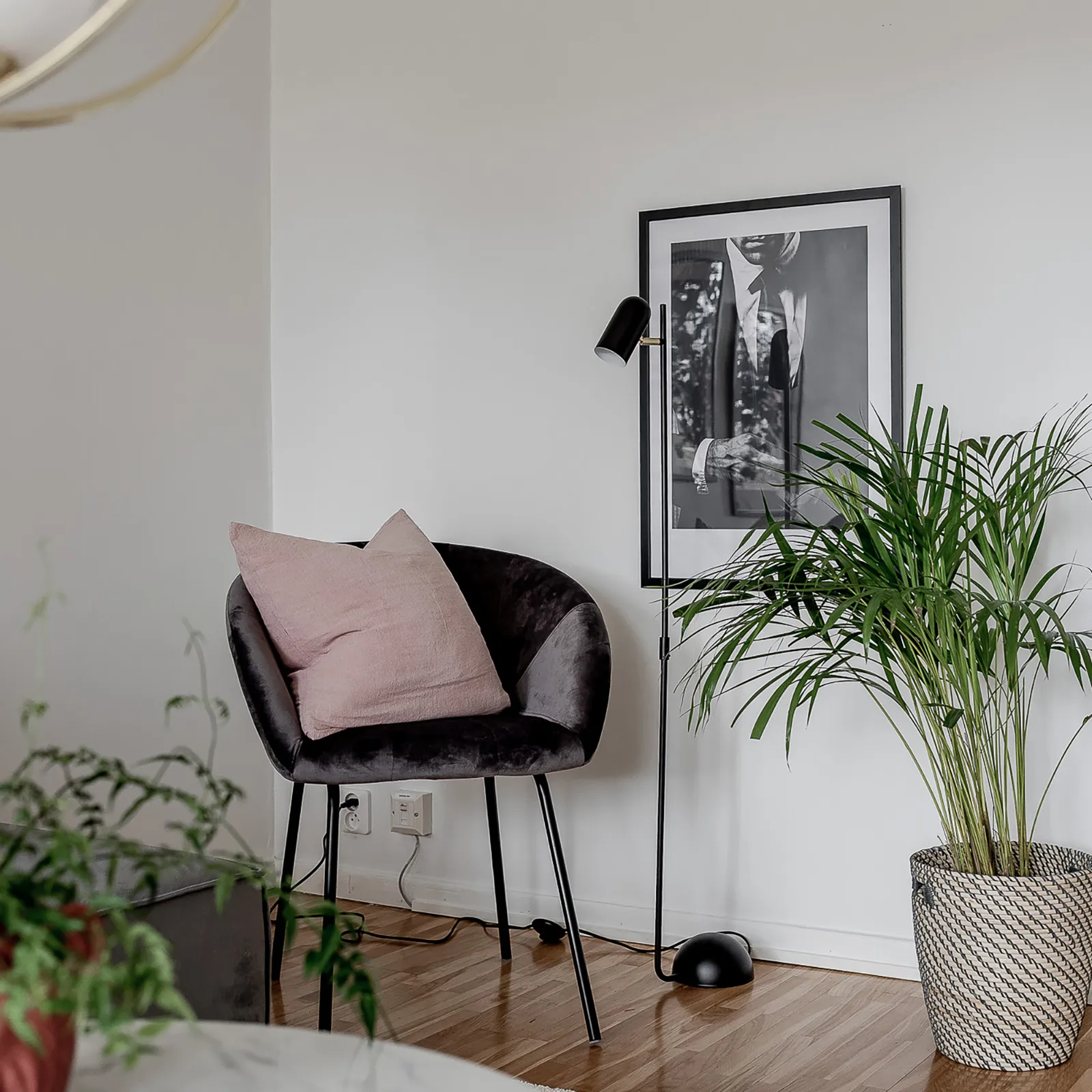 Swan lattiavalaisin, Musta Globen Lighting