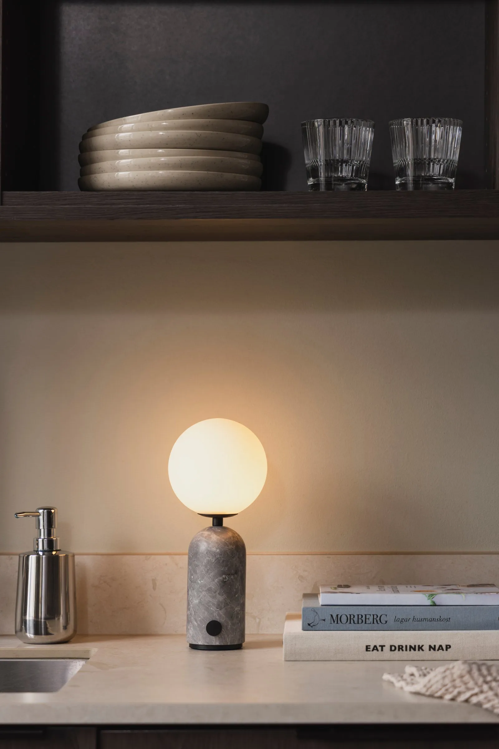 Torrano pöytälamppu kannettava, Harmaa marmori Globen Lighting