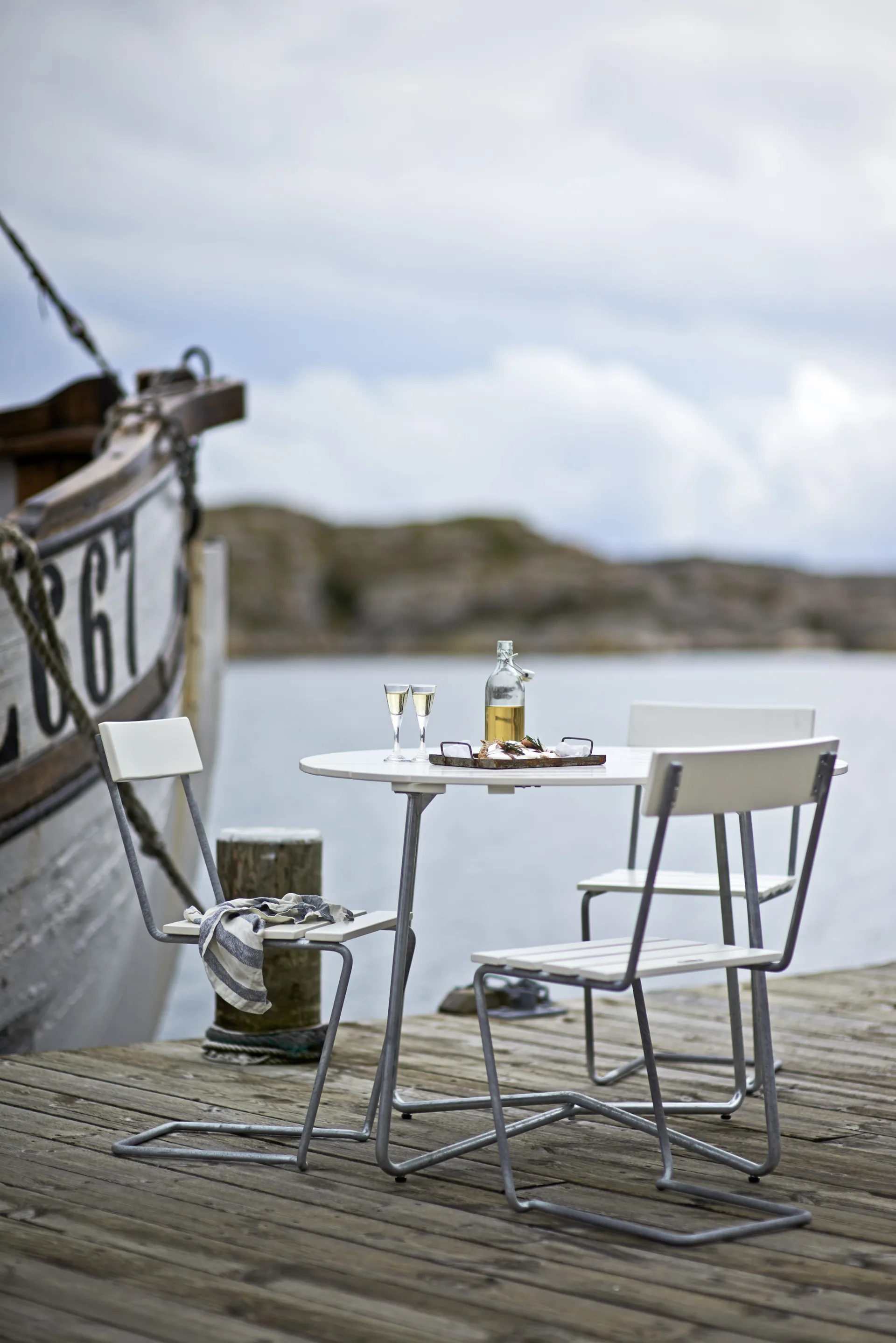 9A ruokapöytä, Valkolakattu tammi Ø100 cm Grythyttan Stålmöbler