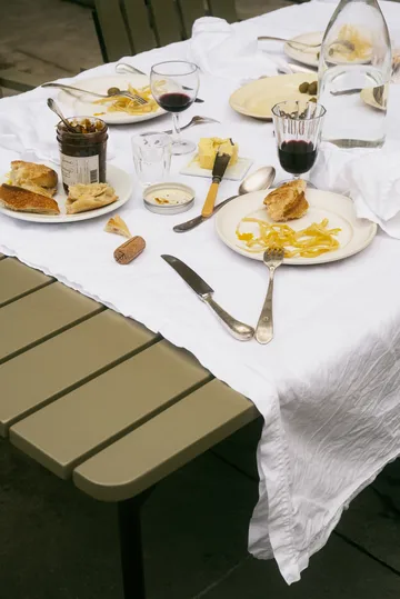 B31 ruokapöytä - Vaaleanvihreä tammi-musta - Grythyttan Stålmöbler