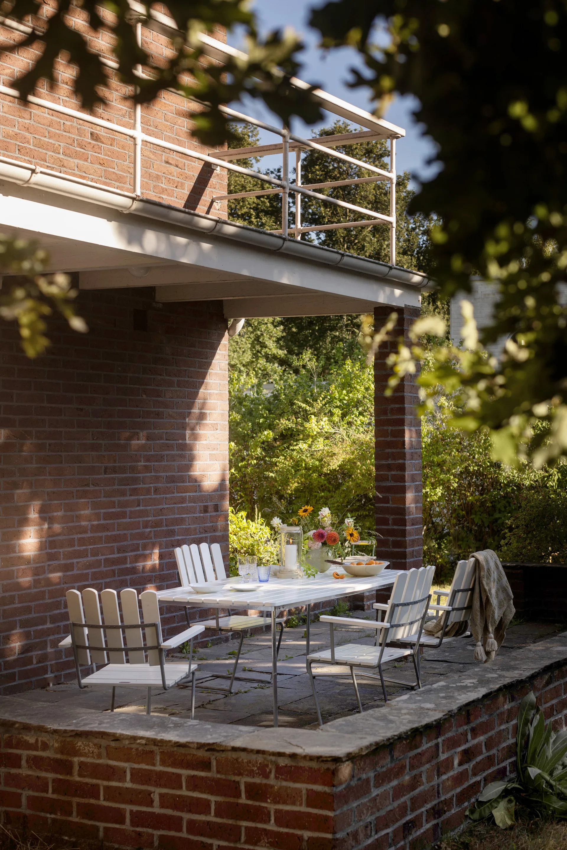 B31 ruokapöytä, Valkoinen lakattu tammi-kuumasinkitty Grythyttan Stålmöbler