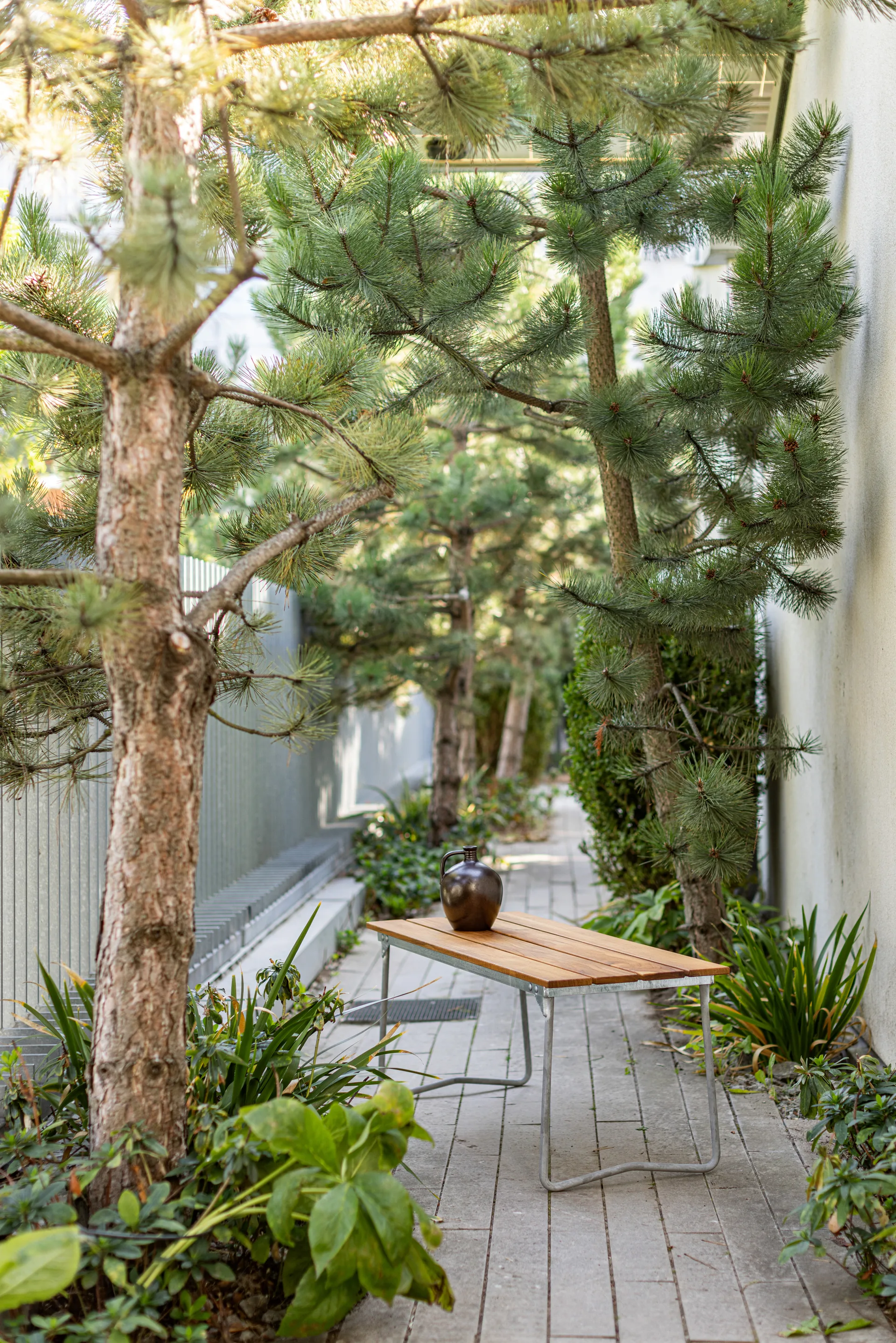 Bänk 8 penkki, Tiikki-kuumasinkitty teräsrunko Grythyttan Stålmöbler