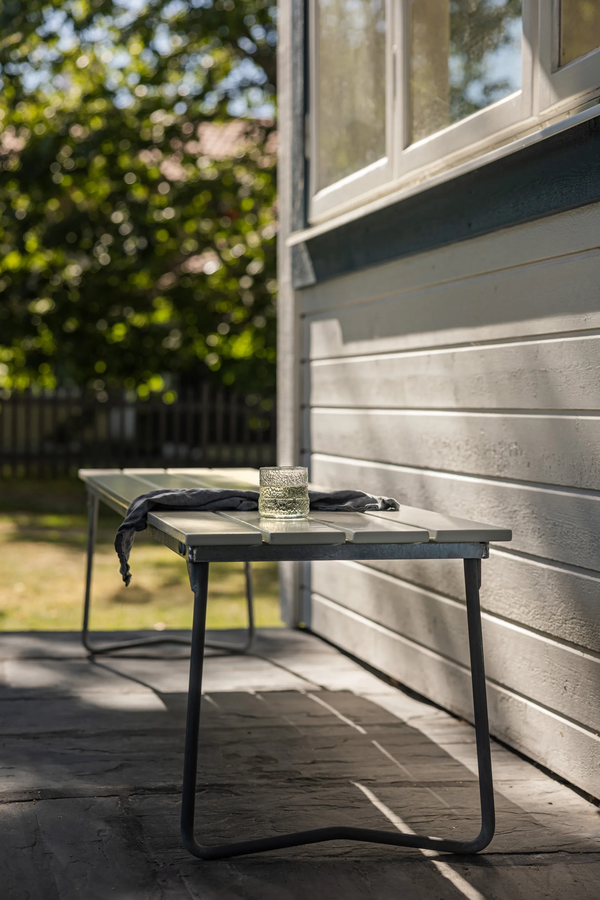 Bänk 8 penkki, Valkoinen lakattu tammi-lämminsinkitty teräsrunko Grythyttan Stålmöbler