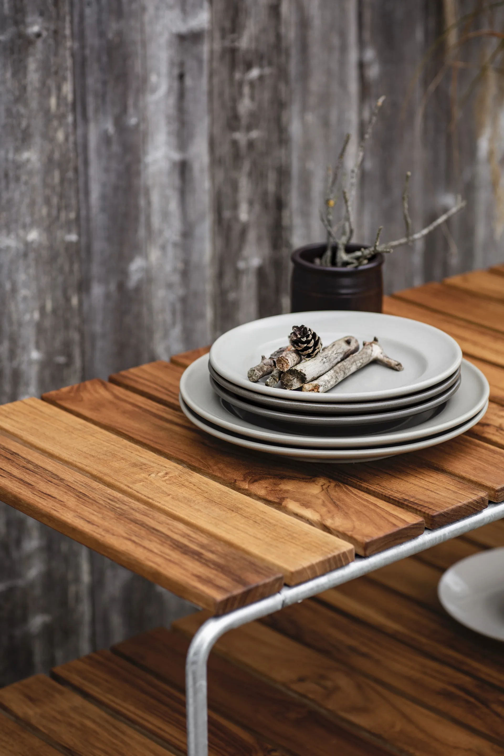 Grythyttan sivupöytä, Tiikki-lämpösinkitty teline Grythyttan Stålmöbler