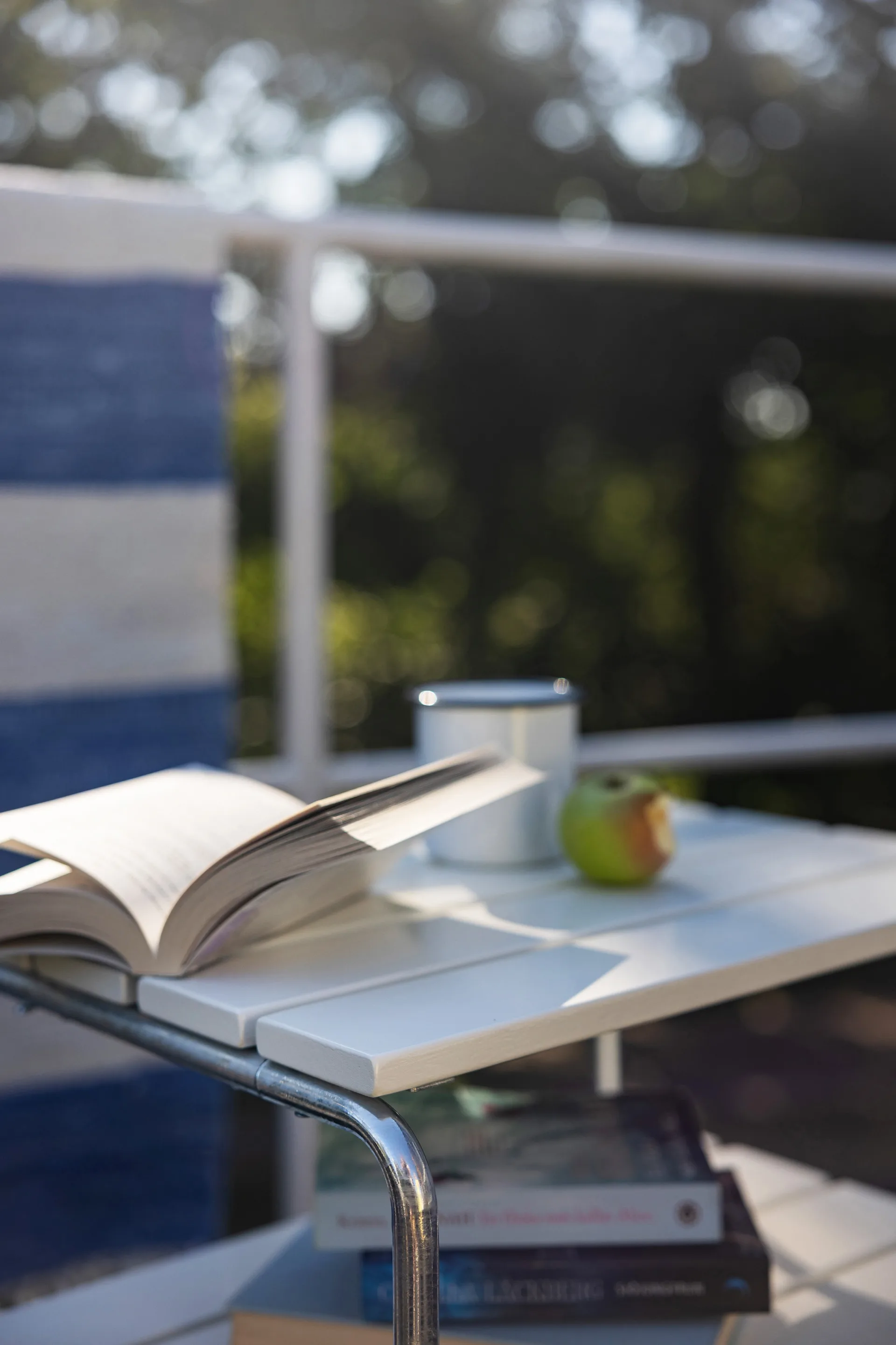 Grythyttan sivupöytä, Valkoinen lakattu tammi - kuumasinkitty teline Grythyttan Stålmöbler