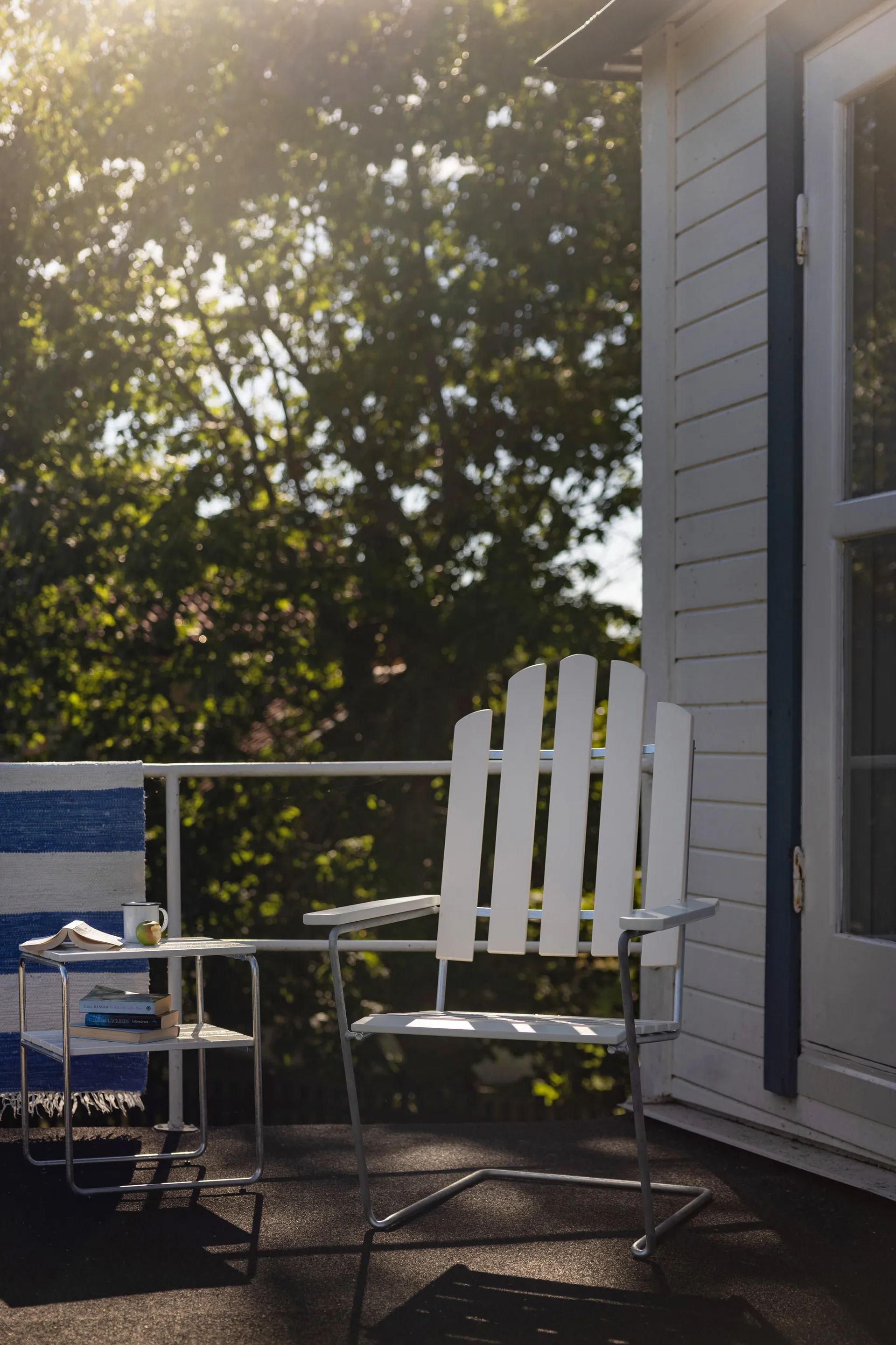 Grythyttan sivupöytä, Valkoinen lakattu tammi - kuumasinkitty teline Grythyttan Stålmöbler