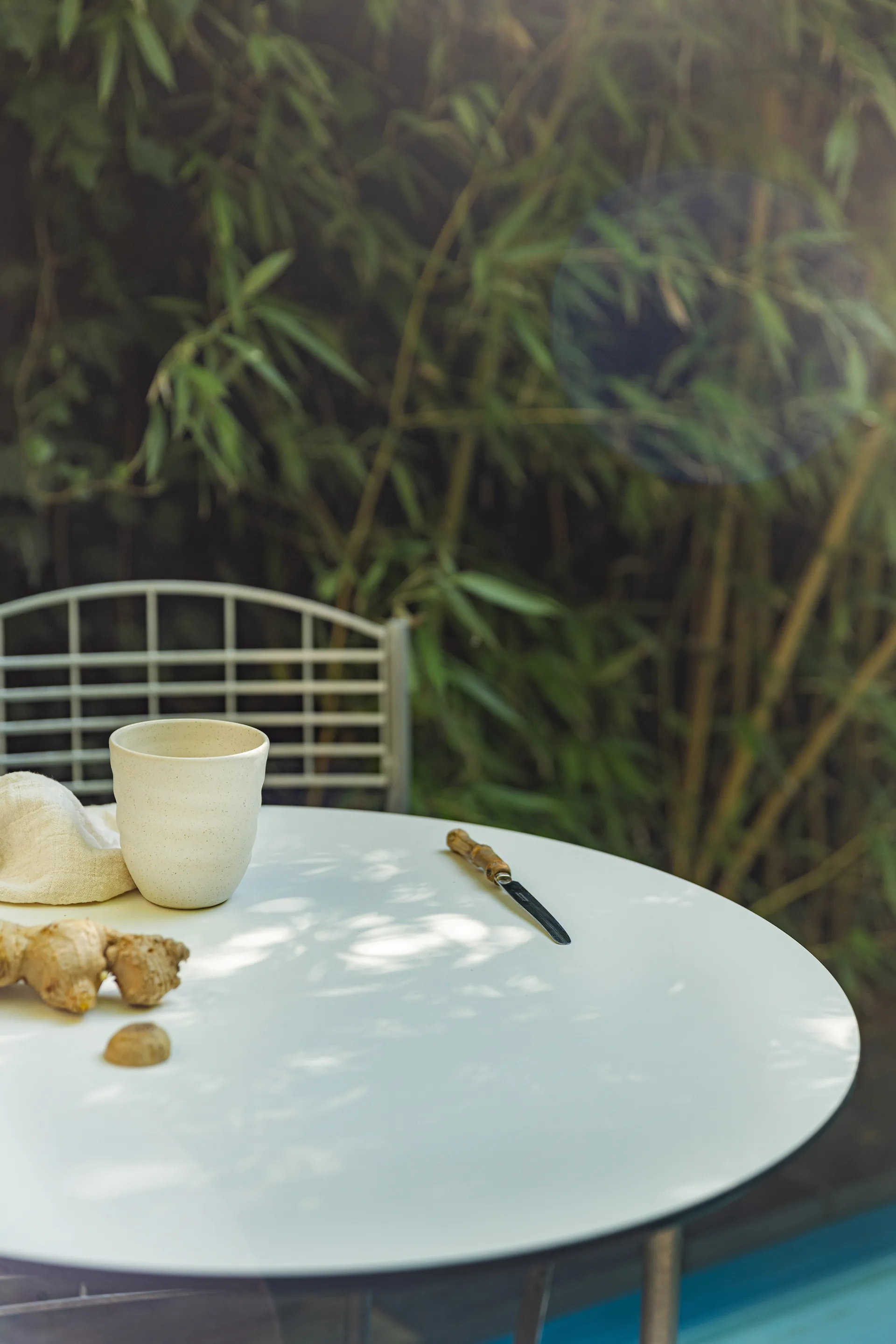 High Tech pöytä, Valkoinen-kuumasinkitty teline, Ø60 cm Grythyttan Stålmöbler