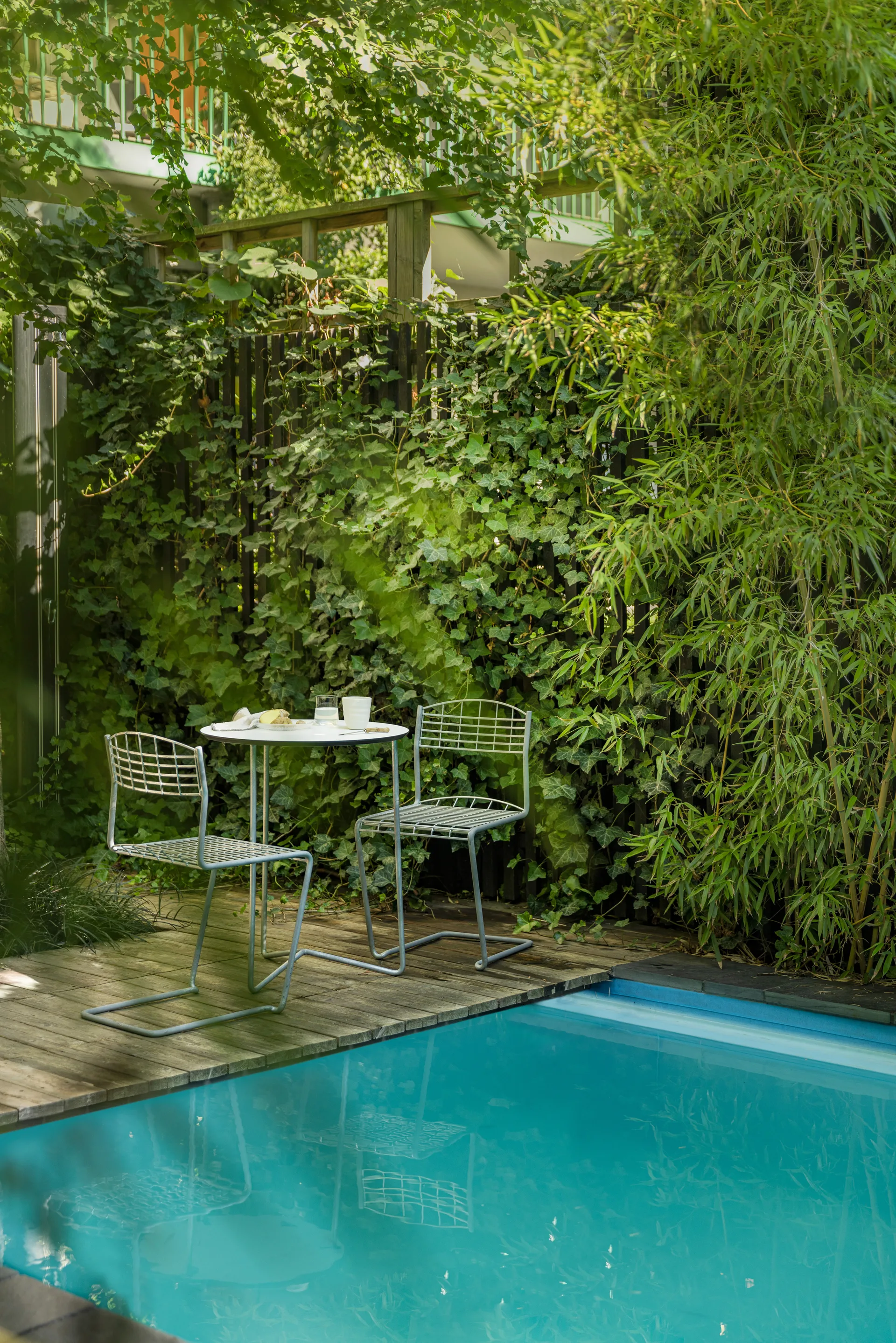 High Tech pöytä, Valkoinen-kuumasinkitty teline, Ø60 cm Grythyttan Stålmöbler