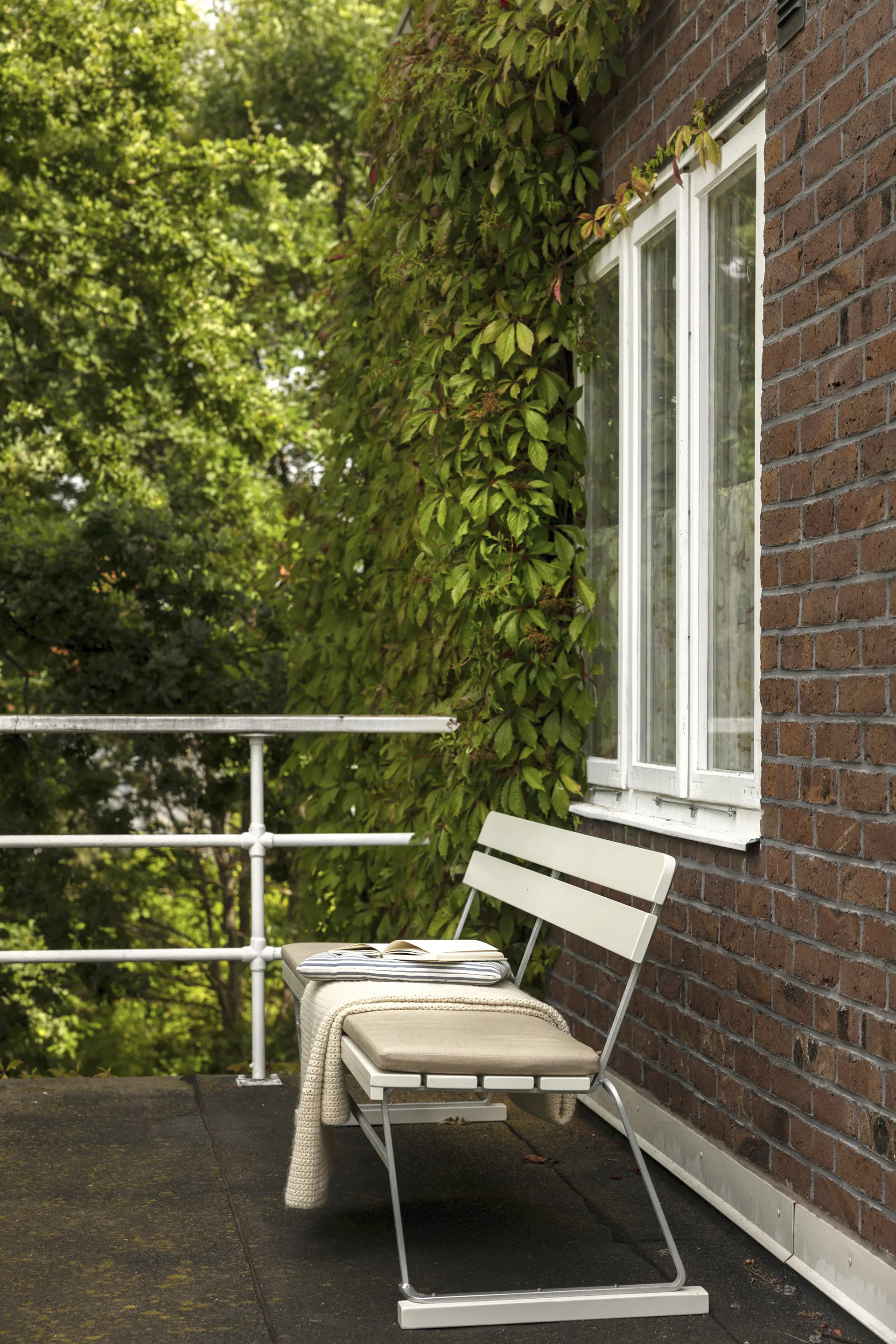 Sohva 5, Valkoinen lakattu tammi-kuumasinkitty teline Grythyttan Stålmöbler