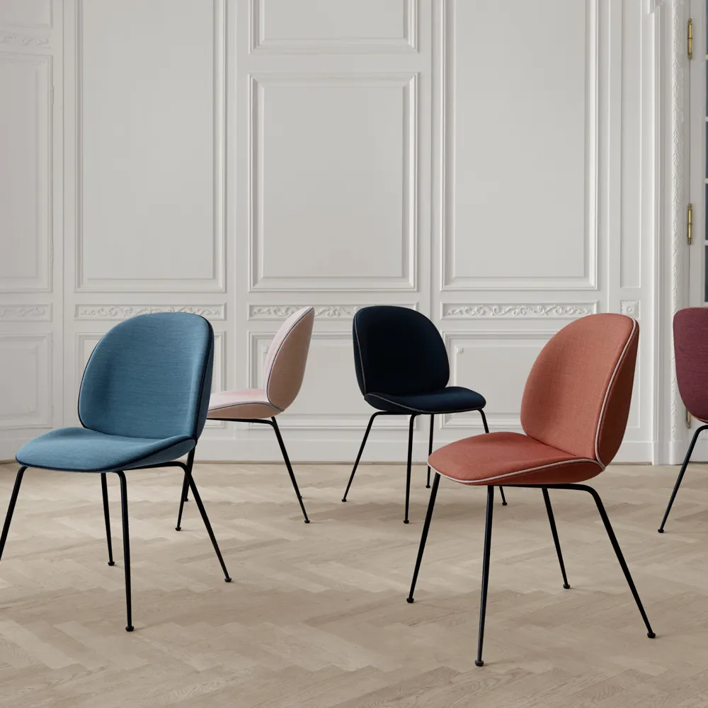 Beetle dining chair fully upholstered conic base, Kangas velluto cotone 970 tummansininen, musta teräsrunko GUBI