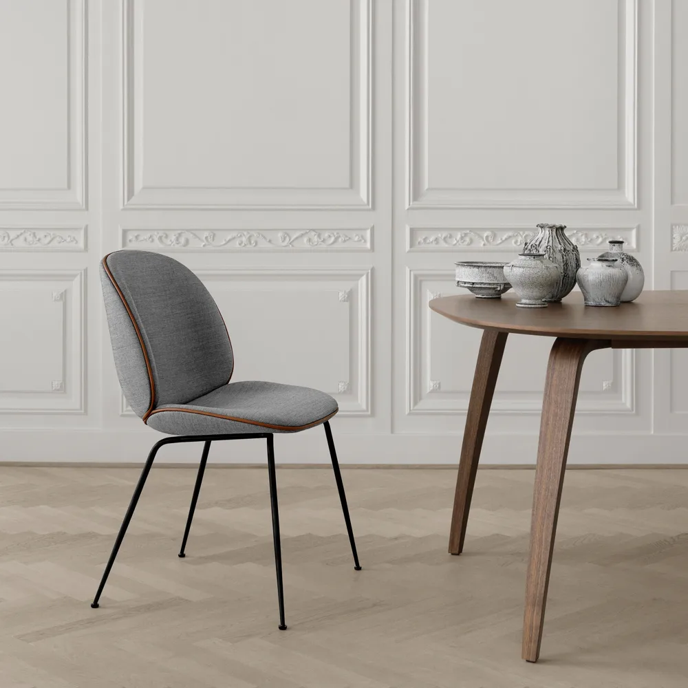 Beetle dining chair fully upholstered conic base, Kangas velluto cotone 970 tummansininen, musta teräsrunko GUBI