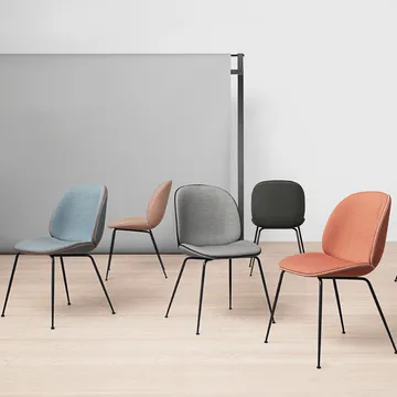 Beetle dining chair fully upholstered conic base - Kangas velluto cotone 970 tummansininen, musta teräsrunko - GUBI