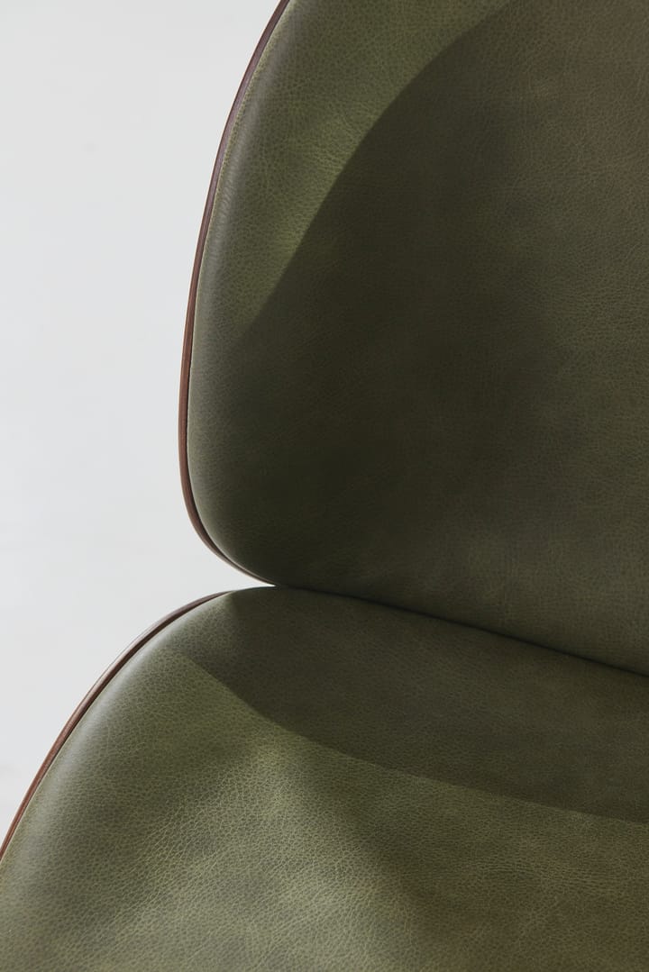 Beetle etupuolelta verhoiltu tuoli saksanpähkinä - Antiikkimessinki-Leather Army - GUBI