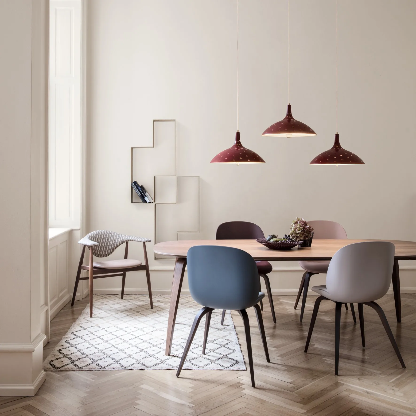 Beetle tuoli mustat muovijalat, sweet pink GUBI