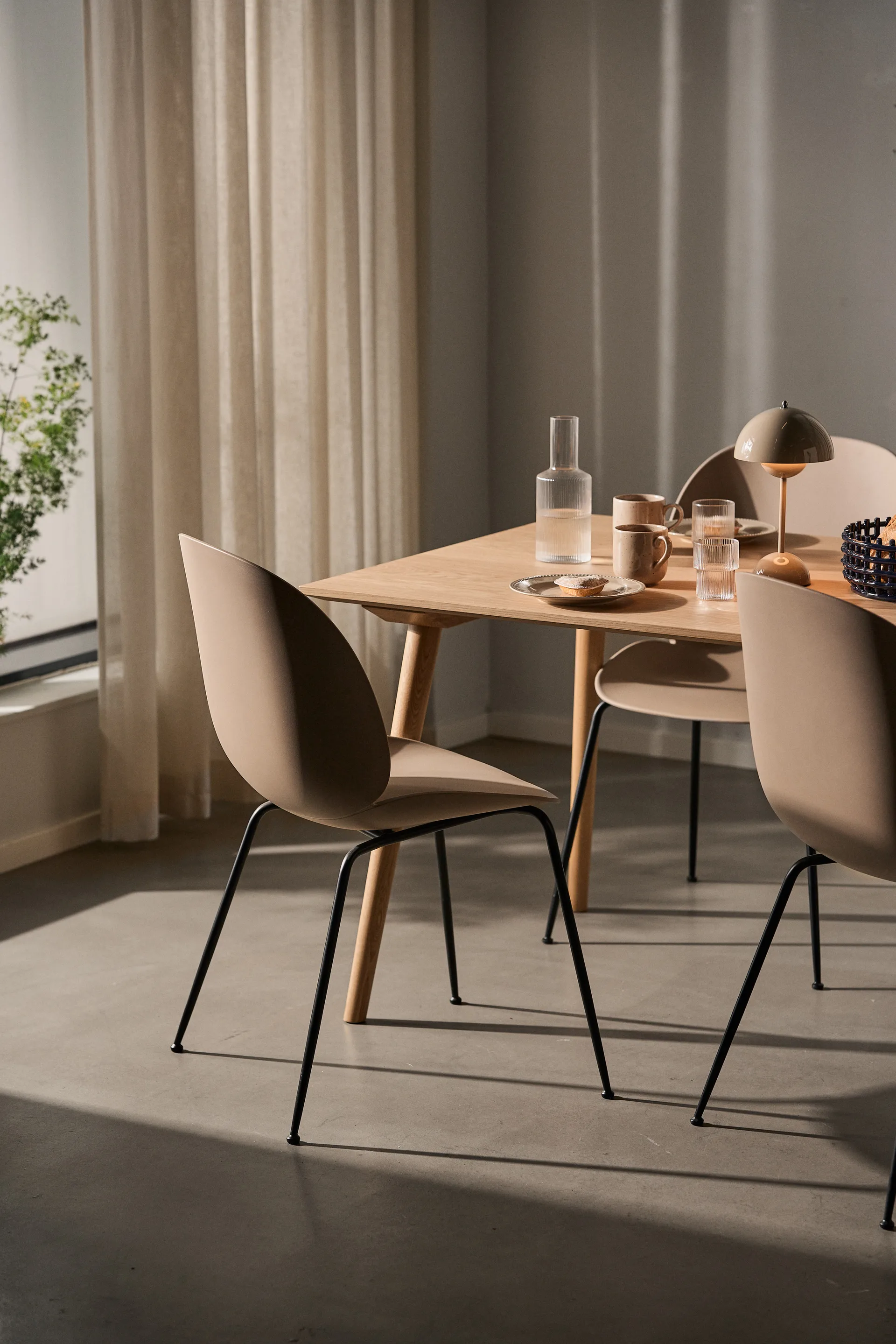 Beetle tuoli, New beige, mustaksi kromattu teräsrunko GUBI