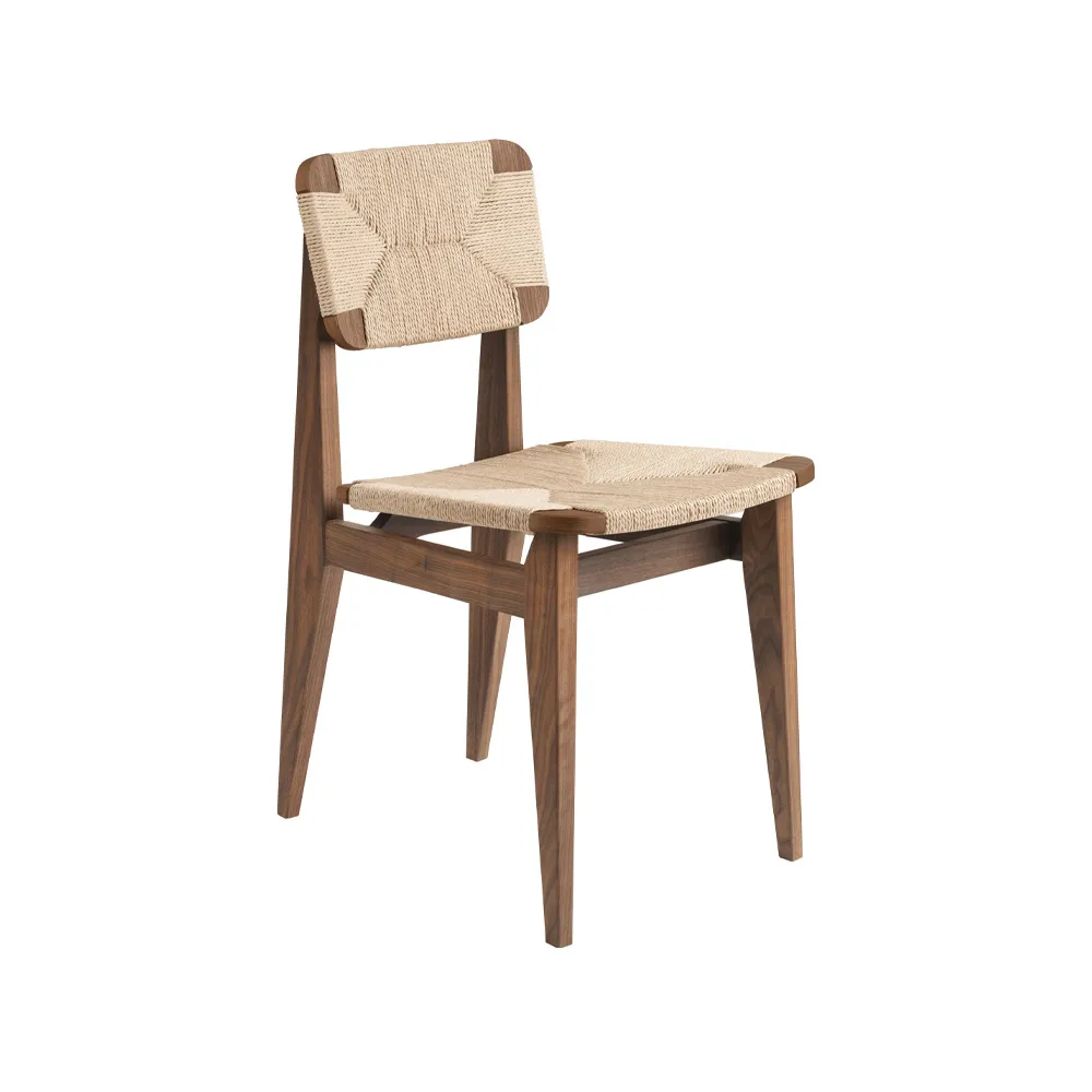 C-Chair tuoli, American walnut, luonnonpunottu istuinosa ja selkänoja GUBI