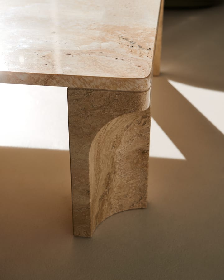 Doric sohvapöytä 80 x 80 cm - Neutral white-travertine - GUBI