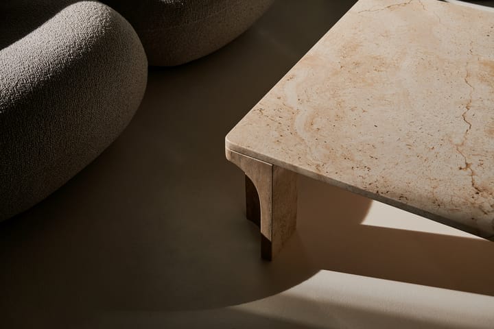 Doric sohvapöytä 80 x 80 cm, Neutral white-travertine GUBI