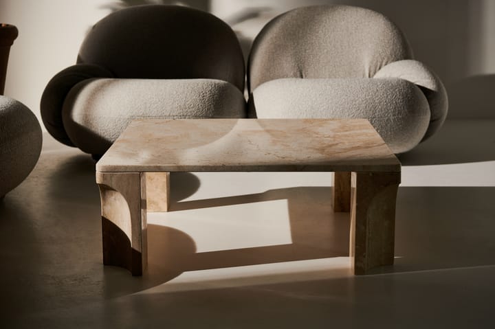 Doric sohvapöytä 80 x 80 cm - Neutral white-travertine - GUBI