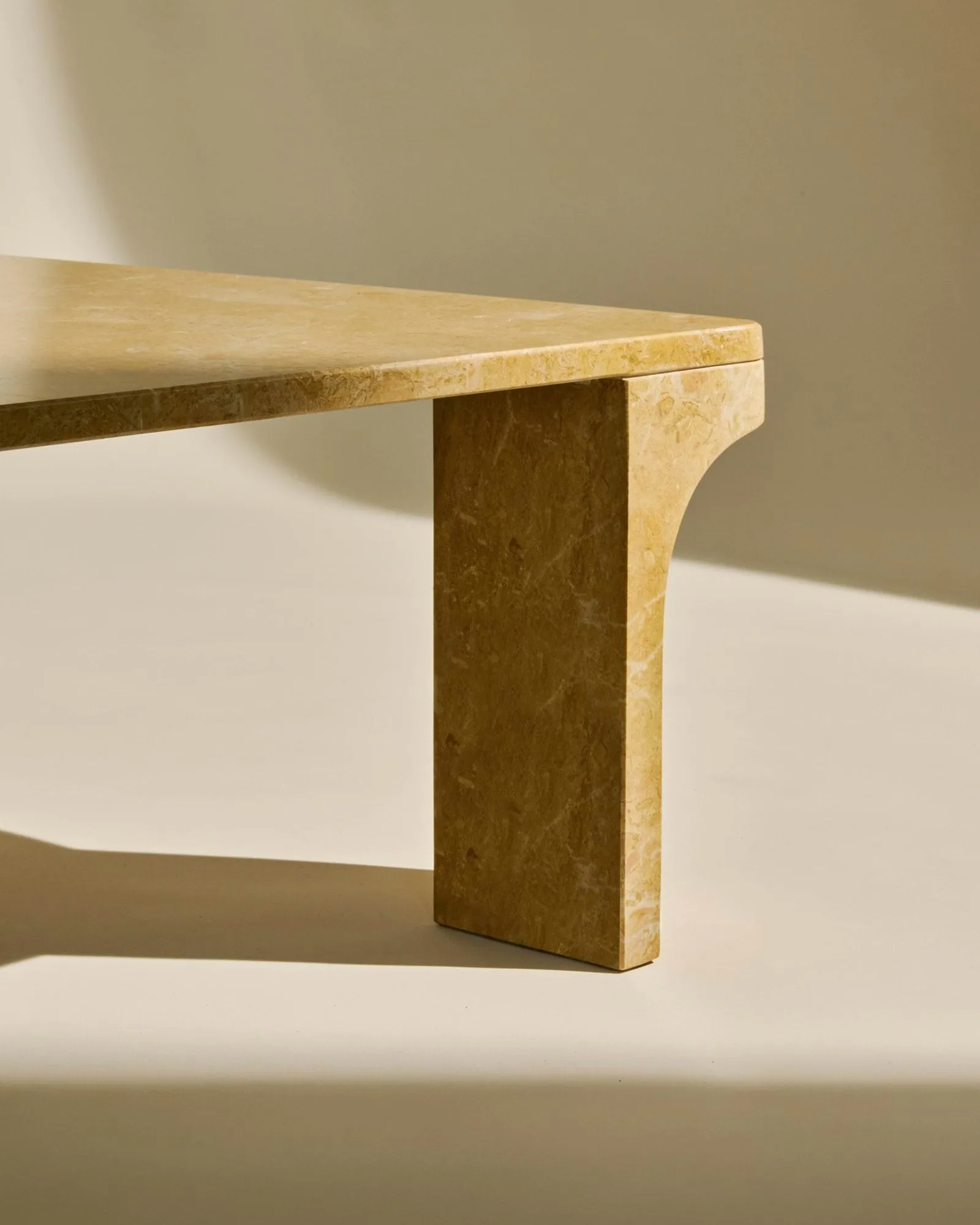Doric sohvapöytä, Honey Amber marmori, 80x80 cm GUBI