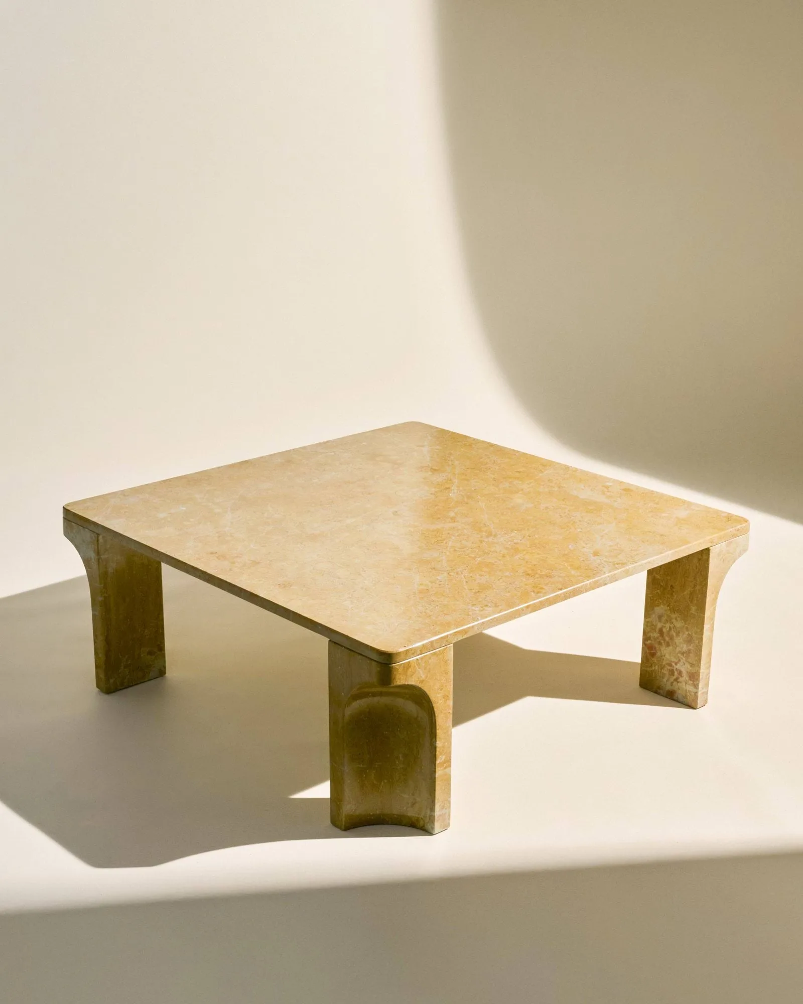 Doric sohvapöytä, Honey Amber marmori, 80x80 cm GUBI