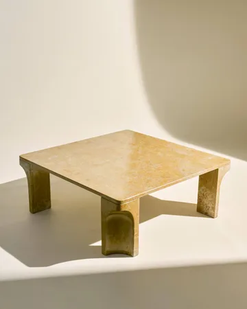 Doric sohvapöytä - Honey Amber marmori, 80x80 cm - GUBI