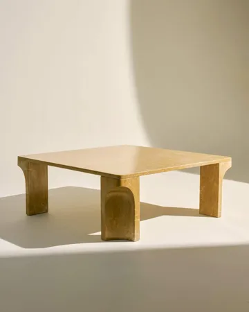 Doric sohvapöytä - Honey Amber marmori, 80x80 cm - GUBI