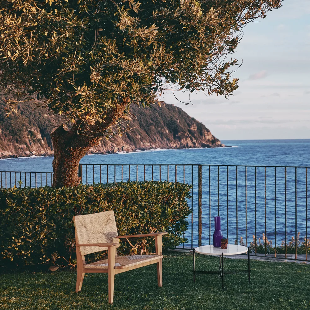 F-chair Outdoor lounge nojatuoli, Tiikki GUBI