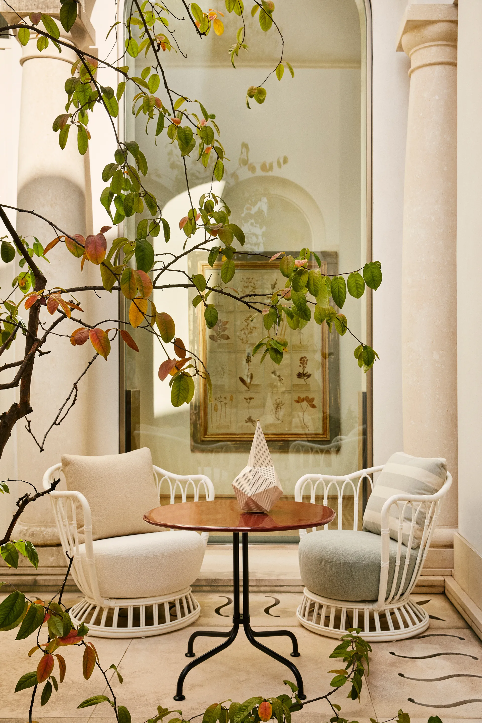 Grace Outdoor nojatuoli, Leslie Limonta 006-020-alabaster white GUBI