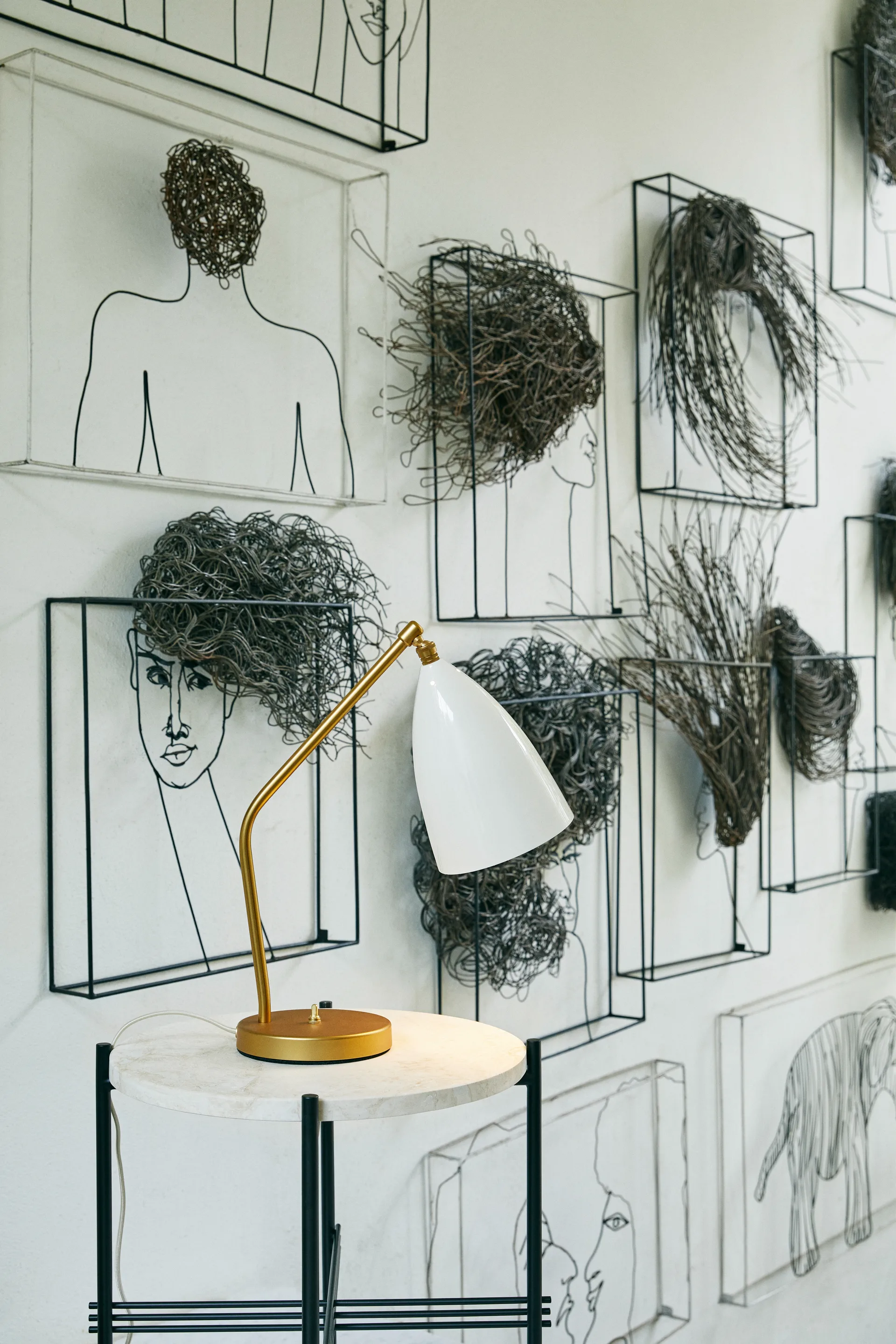 Gräshoppa pöytävalaisin kiiltävä, Alabaster white-brass GUBI