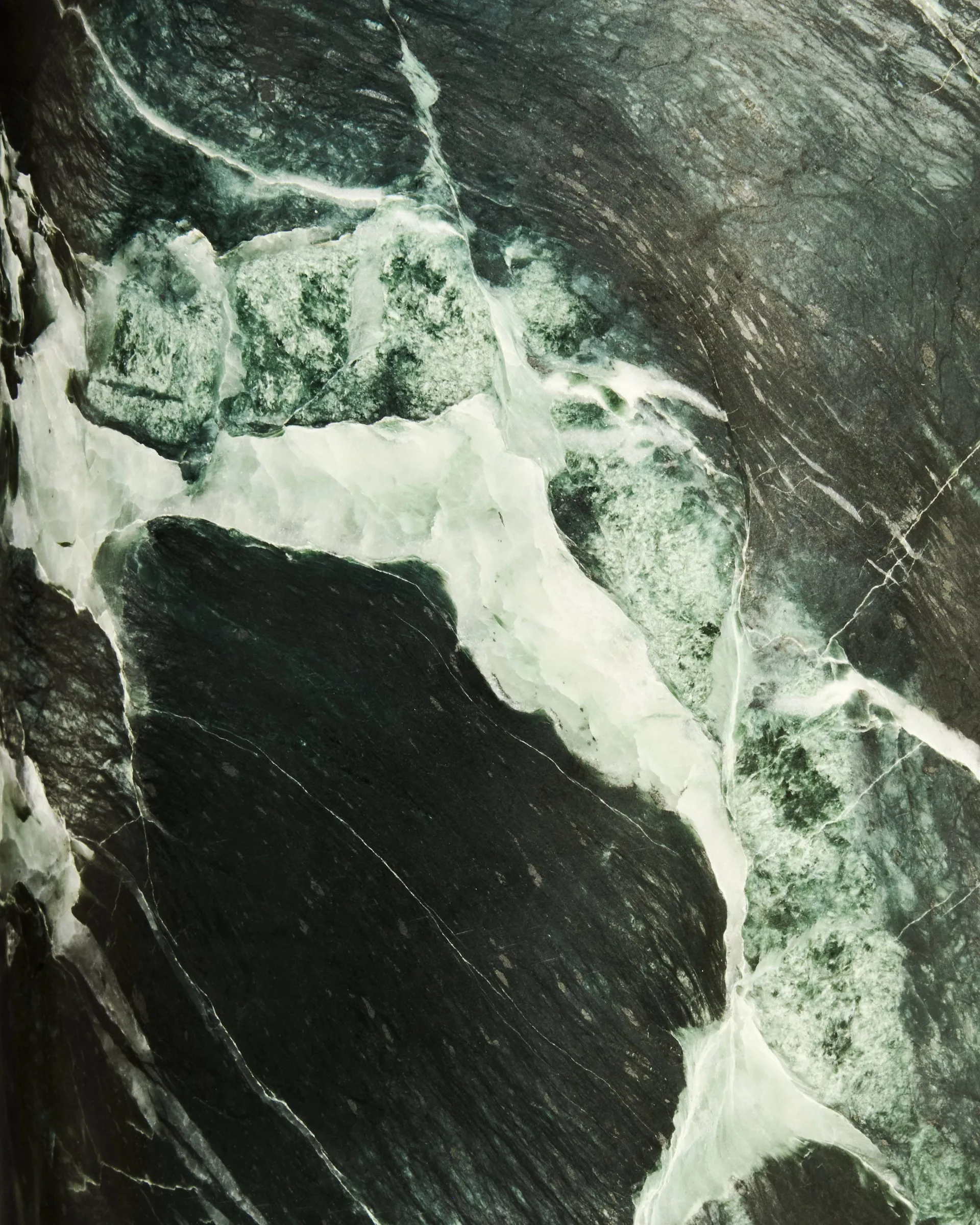 Gravity L pöytävalaisin, Emerald marble-valkoinen GUBI