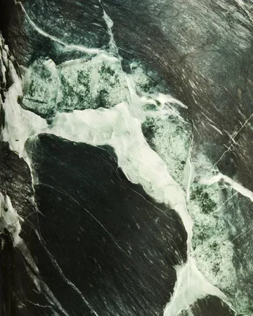 Gravity L pöytävalaisin - Emerald marble-valkoinen - GUBI