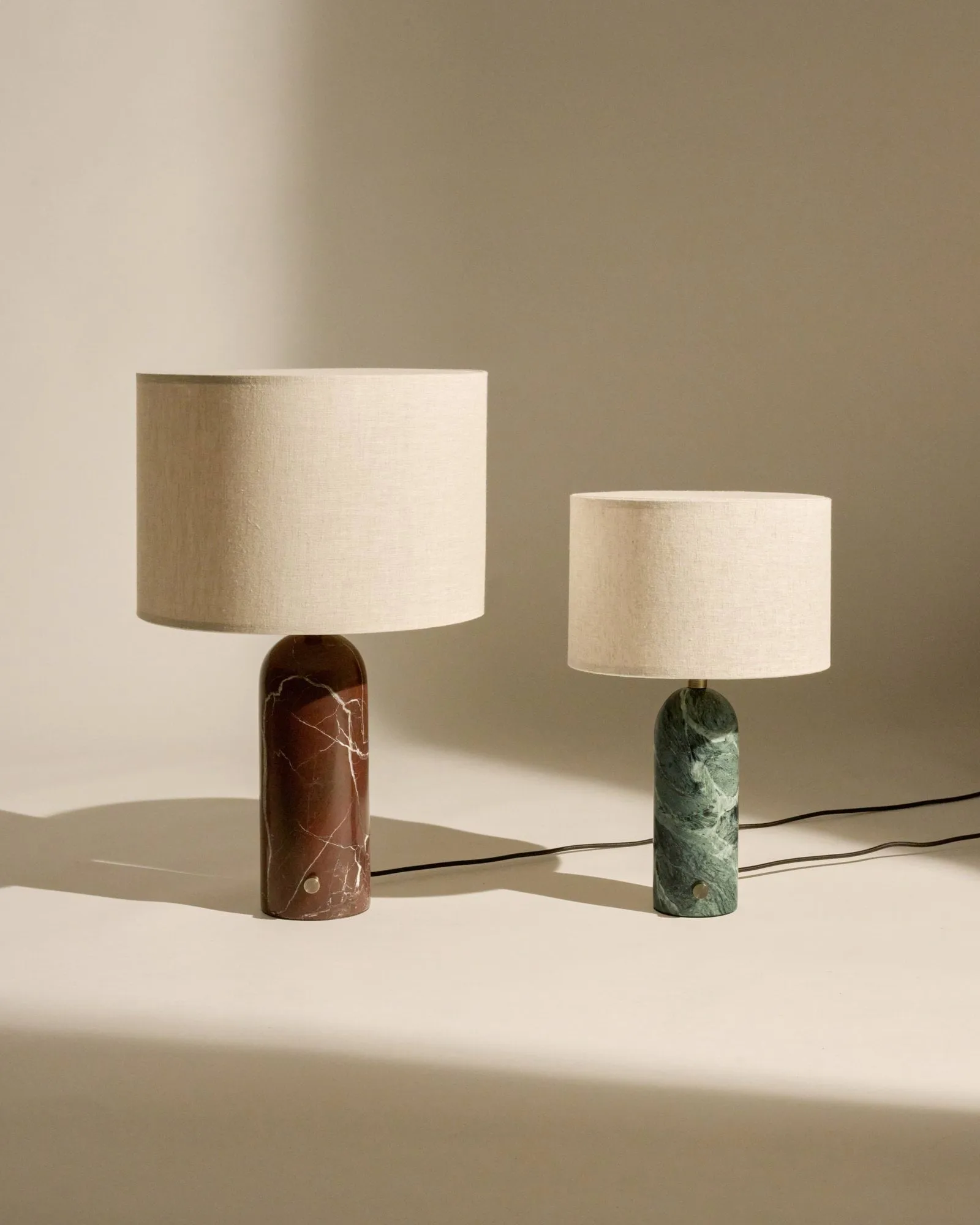 Gravity L pöytävalaisin, Emerald-marmori–kangas GUBI