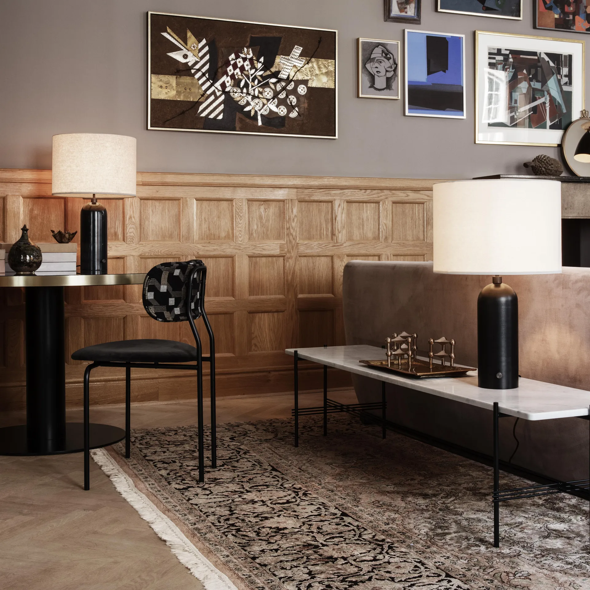 Gravity S pöytävalaisin, black marble + valkoinen varjostin GUBI