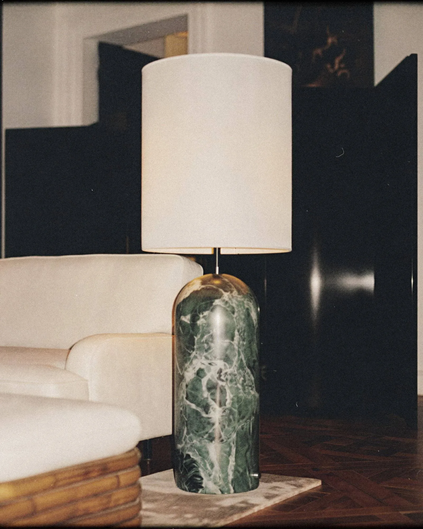 Gravity XL -lattiavalaisin, Emerald marble-valkoinen GUBI