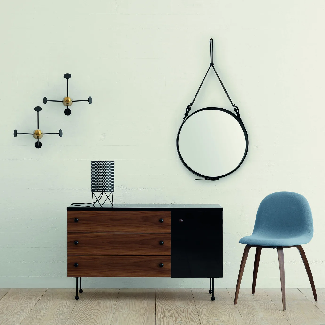 Matégot vaateripustin, musta-messinki GUBI